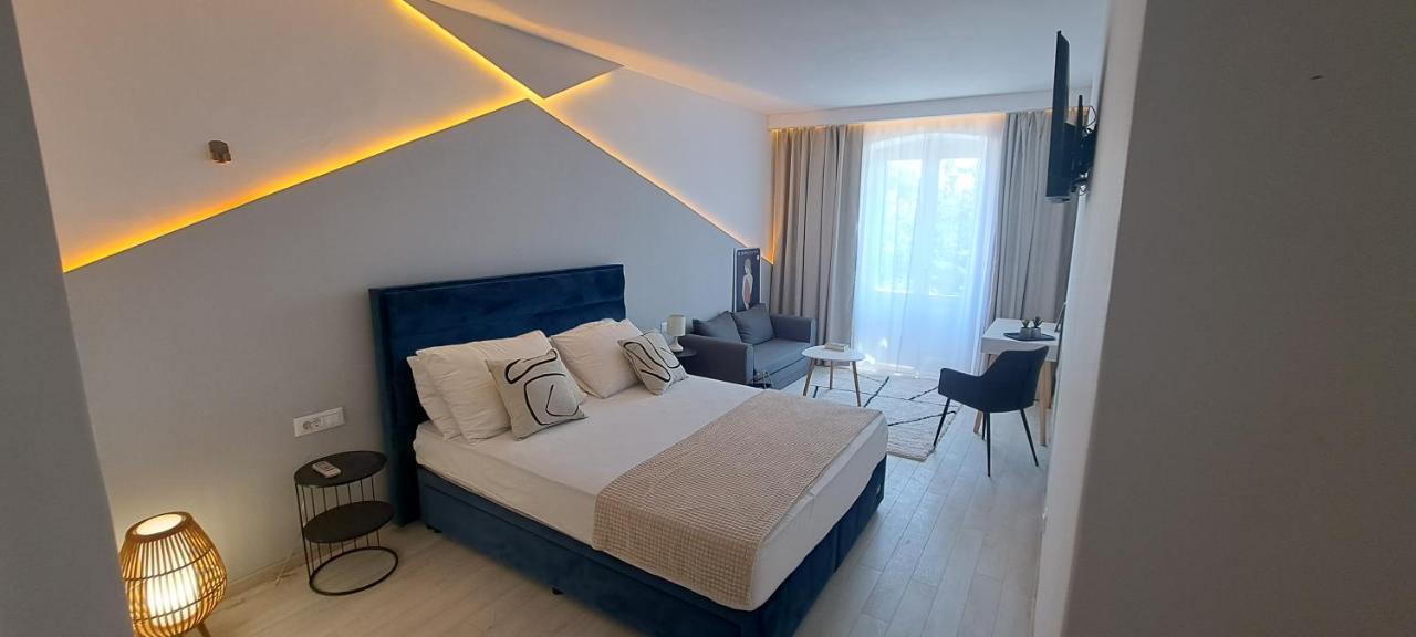 Aurora Beachfront Luxury Rooms&Suites เบรลา ภายนอก รูปภาพ