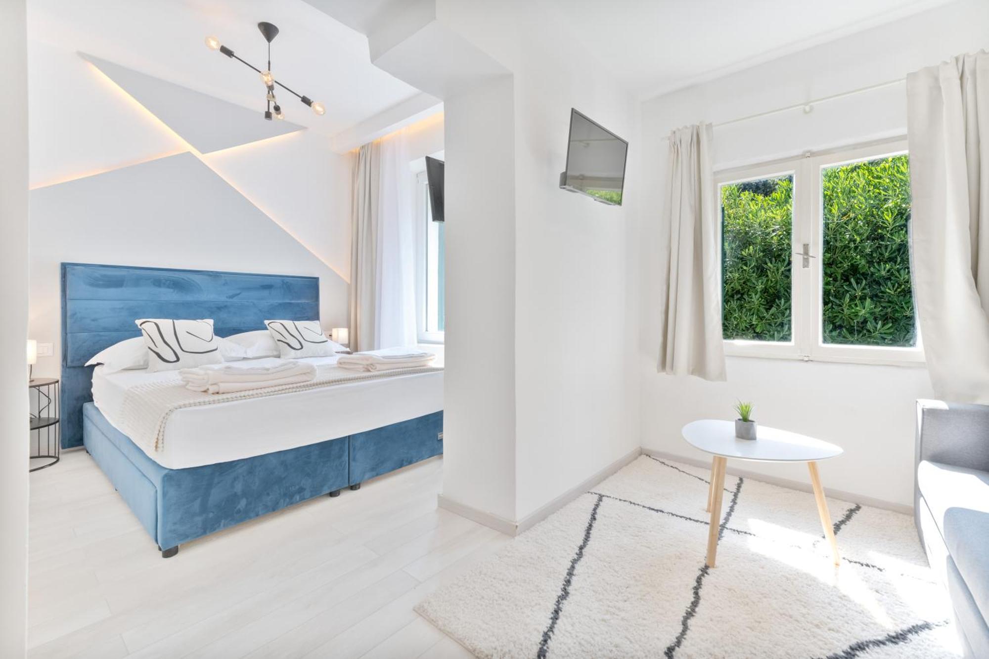 Aurora Beachfront Luxury Rooms&Suites เบรลา ภายนอก รูปภาพ