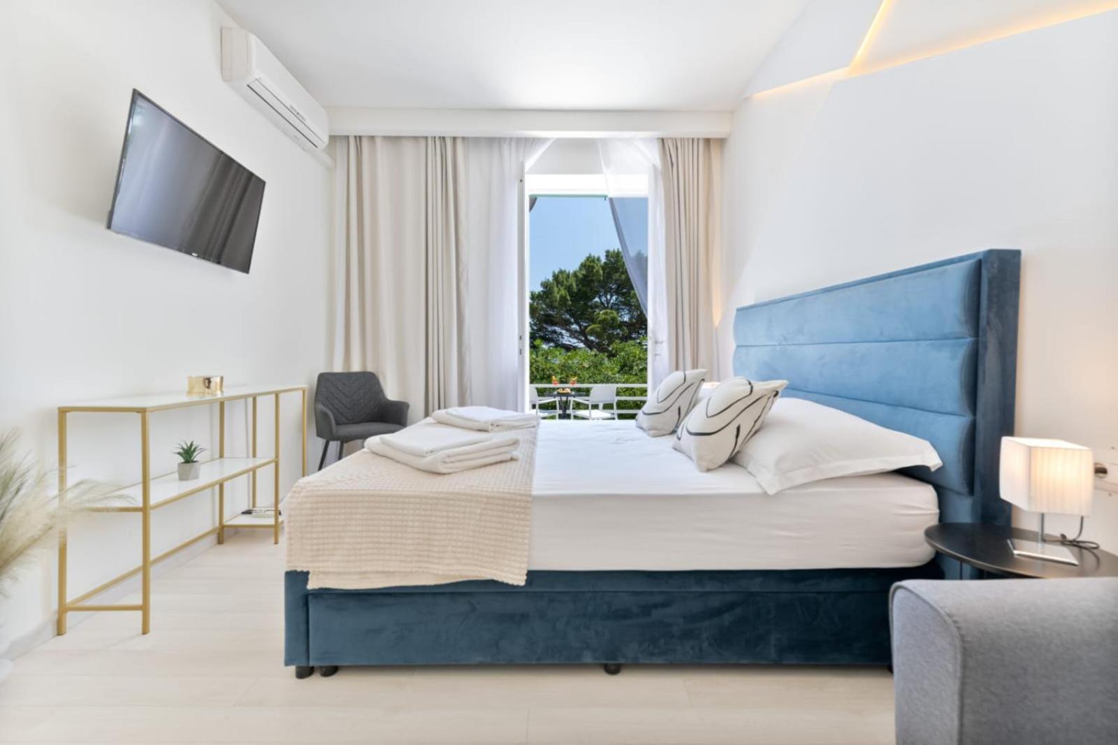 Aurora Beachfront Luxury Rooms&Suites เบรลา ภายนอก รูปภาพ